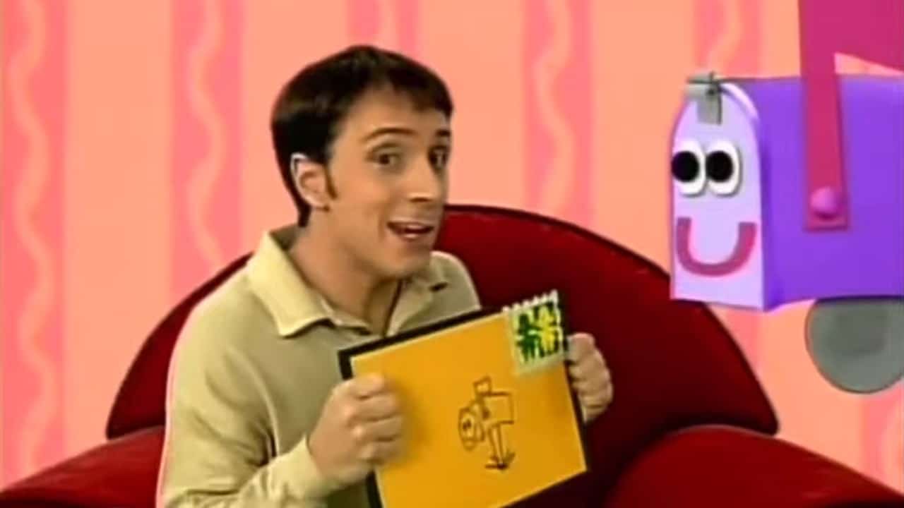 Steve Burns presenting Mailbox with a letter in Blues Clues